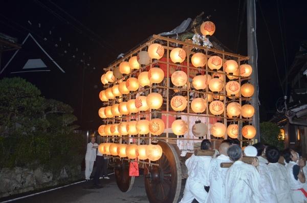 数多くの堤灯に包まれるように彩られ、男性陣が担いでいる写真